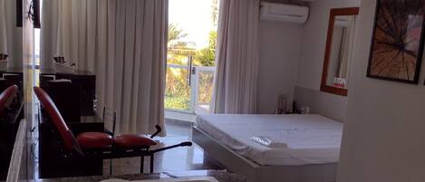 Deluxe Room | Minibar, bed sheets