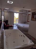 Quarto luxo | Frigobar, roupa de cama