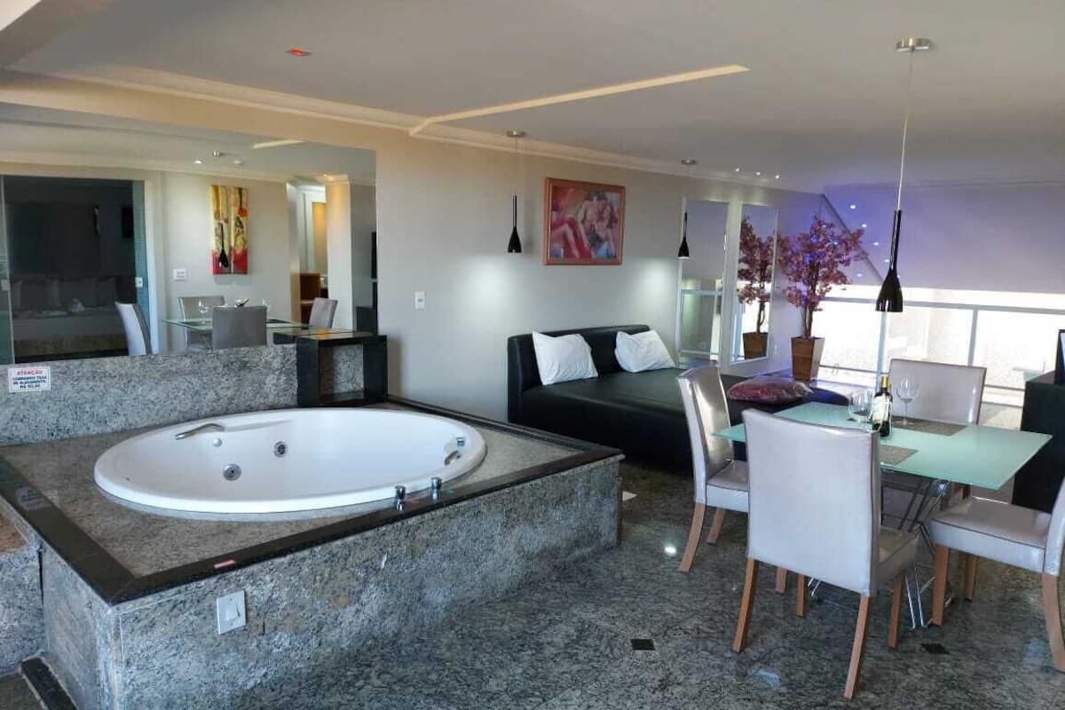 Presidentiële kamer | Een minibar, beddengoed