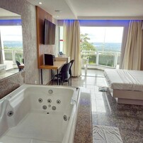 Quarto luxo | Frigobar, roupa de cama