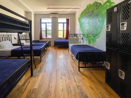 Dormitório compartilhado, vÔrias camas | Cofres nos quartos, individualmente decorados