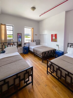 共用宿舍, 3 張單人床, 私人浴室 (3 person maximum) | 客房內保險箱、獨特裝潢、布置獨特、隔音