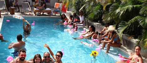 Piscine extérieure, parasols de plage, chaises longues