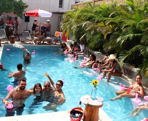 Utomhuspool, parasoller och solstolar
