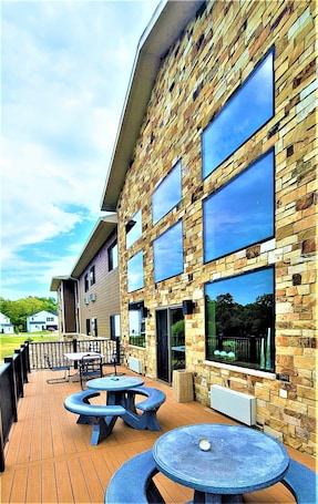 Terraza o patio. Qube Hotel