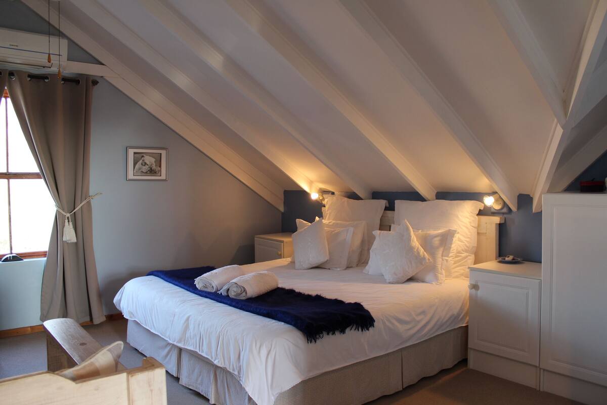 Loft | Premium bedding, desk, iron/ironing board, free WiFi
