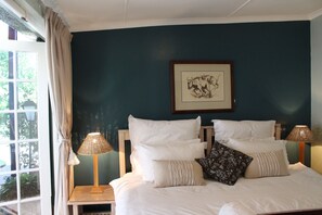 Cottage | Premium bedding, desk, iron/ironing board, free WiFi