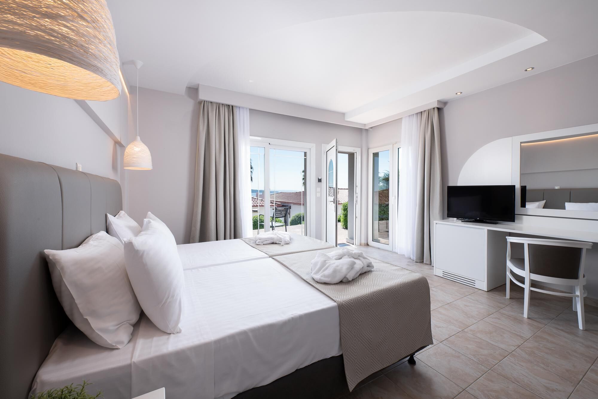 Familjerum - utsikt mot trädgården | Värdeförvaringsskåp på rummet, ljudisolering och strykjärn/strykbräda