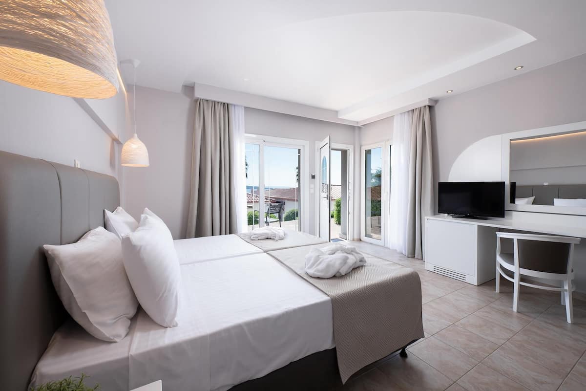 Familjerum - utsikt mot trädgården | Värdeförvaringsskåp på rummet, ljudisolering och strykjärn/strykbräda