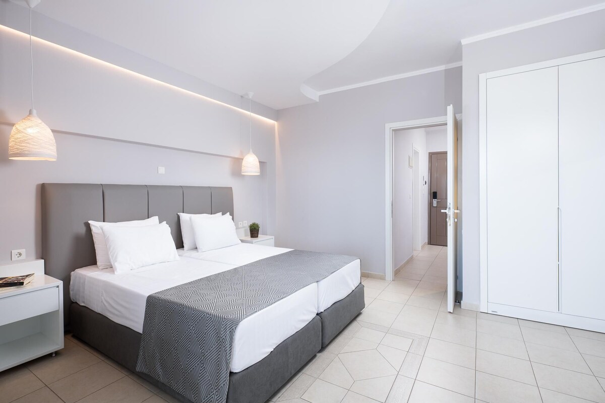 Junior Suite, Sea View | Safe på rommet, lydisolert, strykejern/-brett og barnesenger (inkludert)
