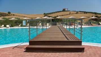 Piscina interna, piscina externa sazonal, guarda-sóis, espreguiçadeiras