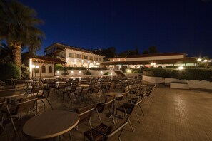 3 bars/lounges, poolside bar, beach bar