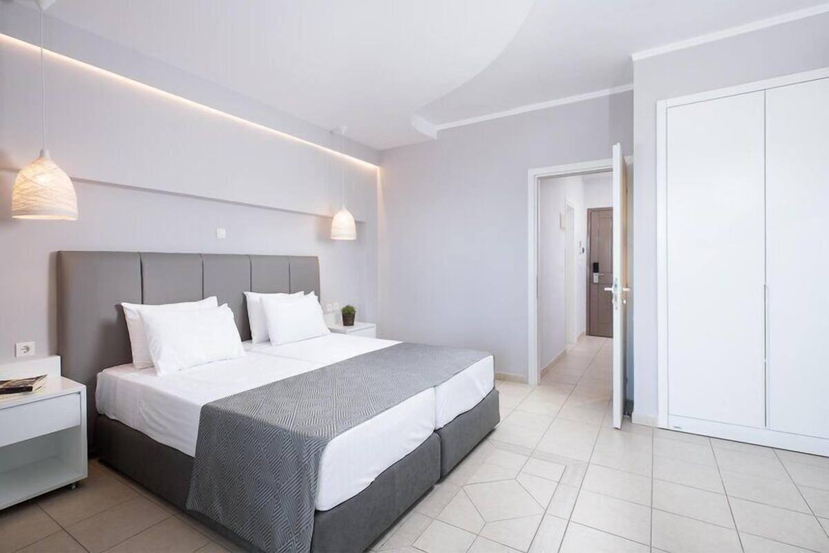 Junior Suite, Sea View | In-room safe, soundproofing, iron/ironing board (on request)