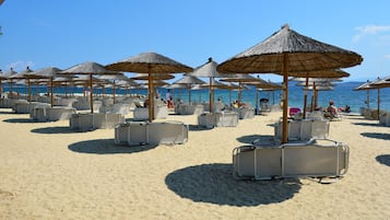 Aan het strand, ligstoelen aan het strand, parasols, duiken