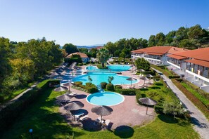 Sæsonbestemt udendørs pool, åben fra kl. 09.00 til kl. 18.00, parasoller