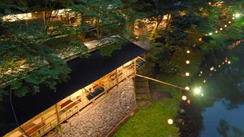 Lunch, dinner and brunch served