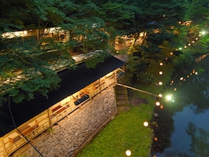 供应午餐、晚餐和早午餐