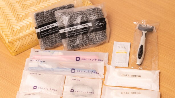 Divers articles de soins personnels, notamment des lingettes pour le corps, une brosse à cheveux et des bonnets de douche.