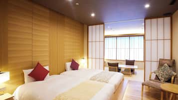 Ropa de cama de alta calidad y caja de seguridad en la habitación