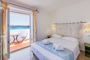 Deluxe Room, Sea View | Minibar, in-room safe, desk, free WiFi - Hotel Castello (Golfo Aranci)