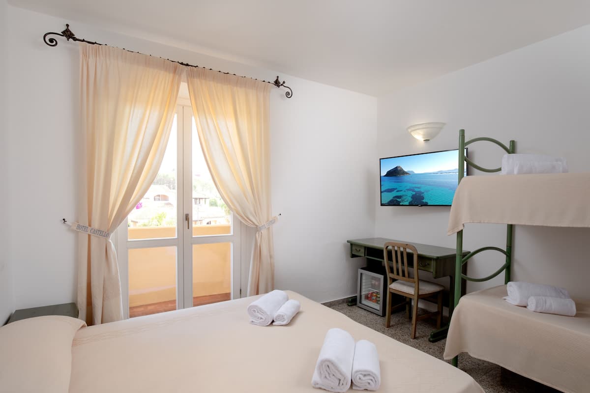Quarto quádruplo standard | Frigobar, cofres nos quartos, escrivaninha, Wi-Fi de cortesia