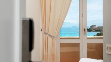 Minibar, coffres-forts dans les chambres, bureau, Wi-Fi gratuit