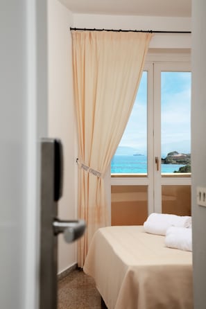 Minibar, Zimmersafe, Schreibtisch, kostenloses WLAN