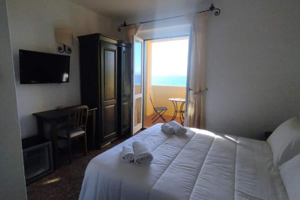 Minibar, in-room safe, desk, WiFi (free)