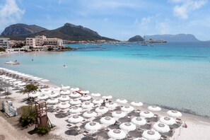 Private beach, white sand, sun-loungers, beach umbrellas - Hotel Castello (Golfo Aranci)