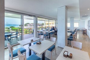 Breakfast area - Hotel Castello (Golfo Aranci)