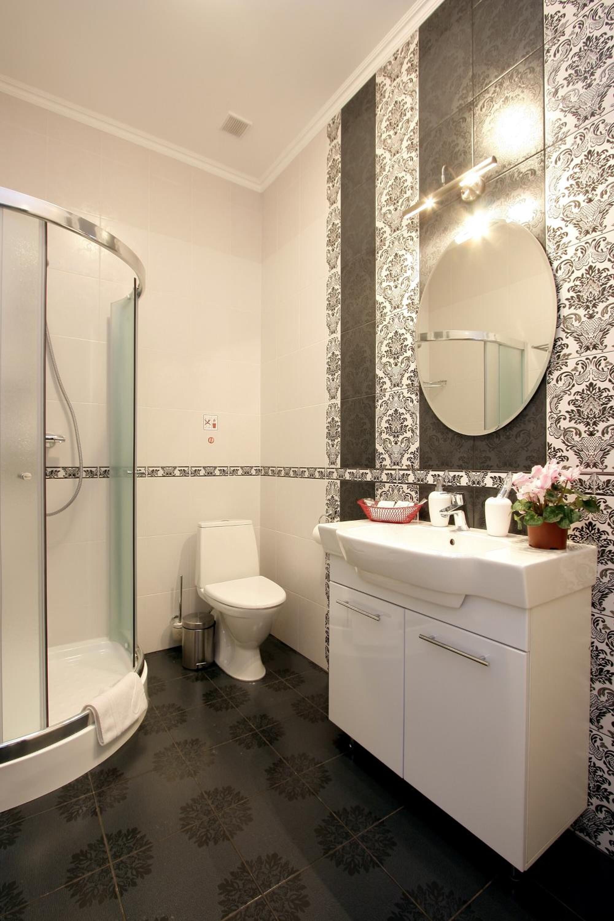 Shower, rainfall showerhead, free toiletries, hair dryer