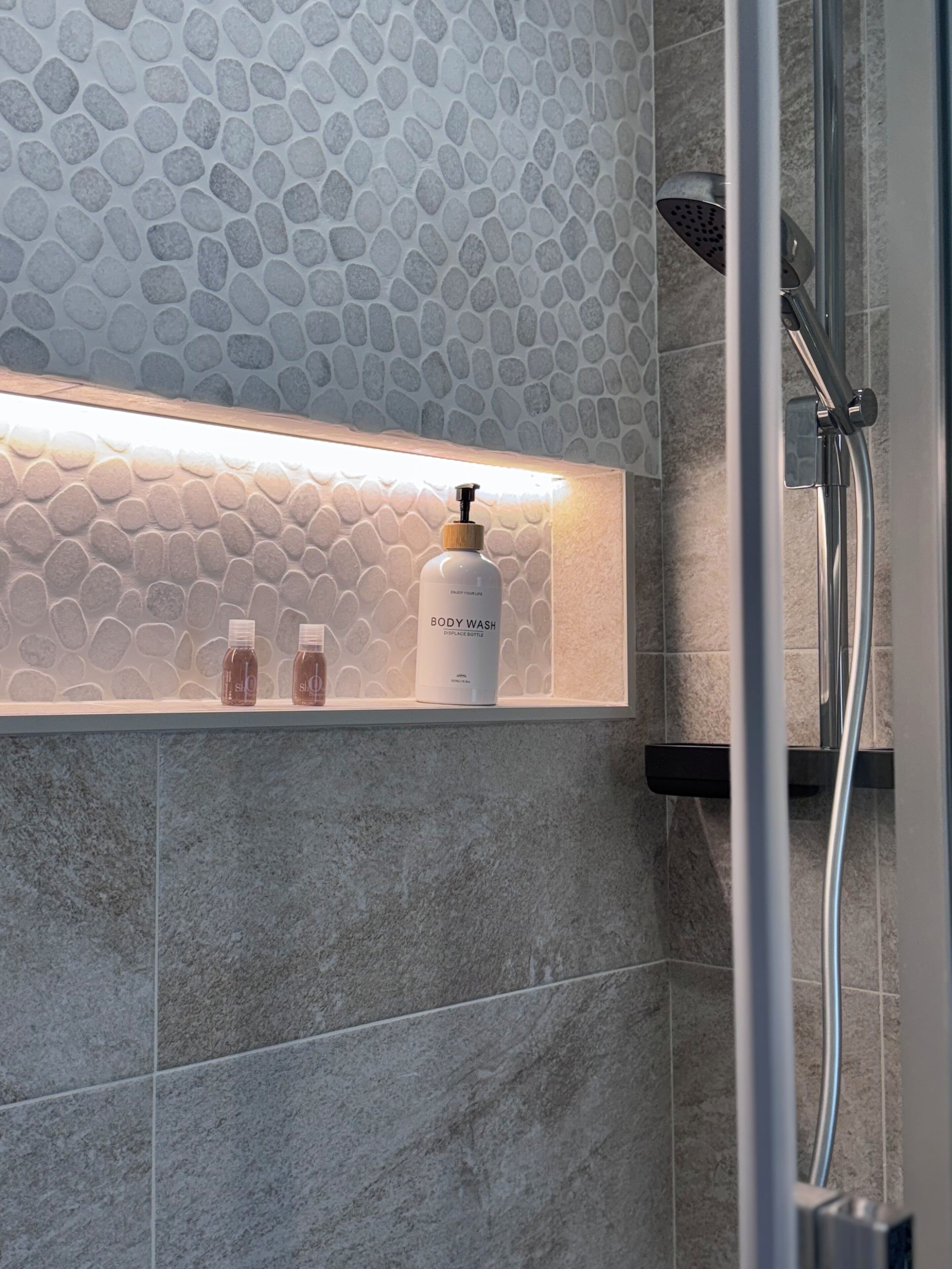 City-Doppelzimmer zur Einzelnutzung | Badezimmer | Duschwanne, Komfortbadewanne, kostenlose Toilettenartikel, Haartrockner