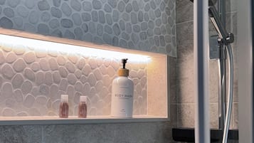 City-Doppelzimmer zur Einzelnutzung | Badezimmer | Duschwanne, Komfortbadewanne, kostenlose Toilettenartikel, Haartrockner