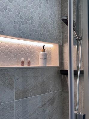 City Double Room Single Use | Bathroom | Combined shower/tub, deep soaking tub, free toiletries, hair dryer - B&B Living (Rome)