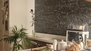 A kitchen with a central island, a toaster oven, and a variety of packaged goods. - B&B Living (Rome)