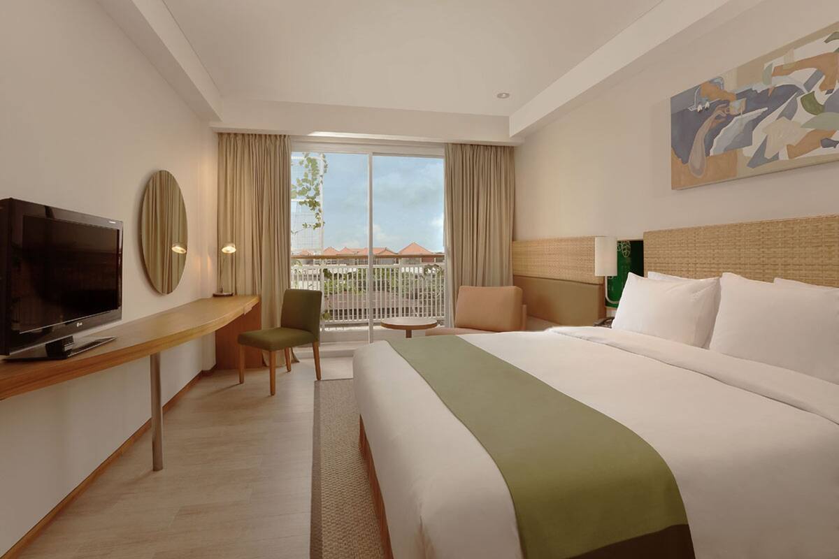 Deluxe Room, 1 Katil Ratu (Queen), Balcony | Peralatan tempat tidur premium, peti besi dalam bilik, meja 