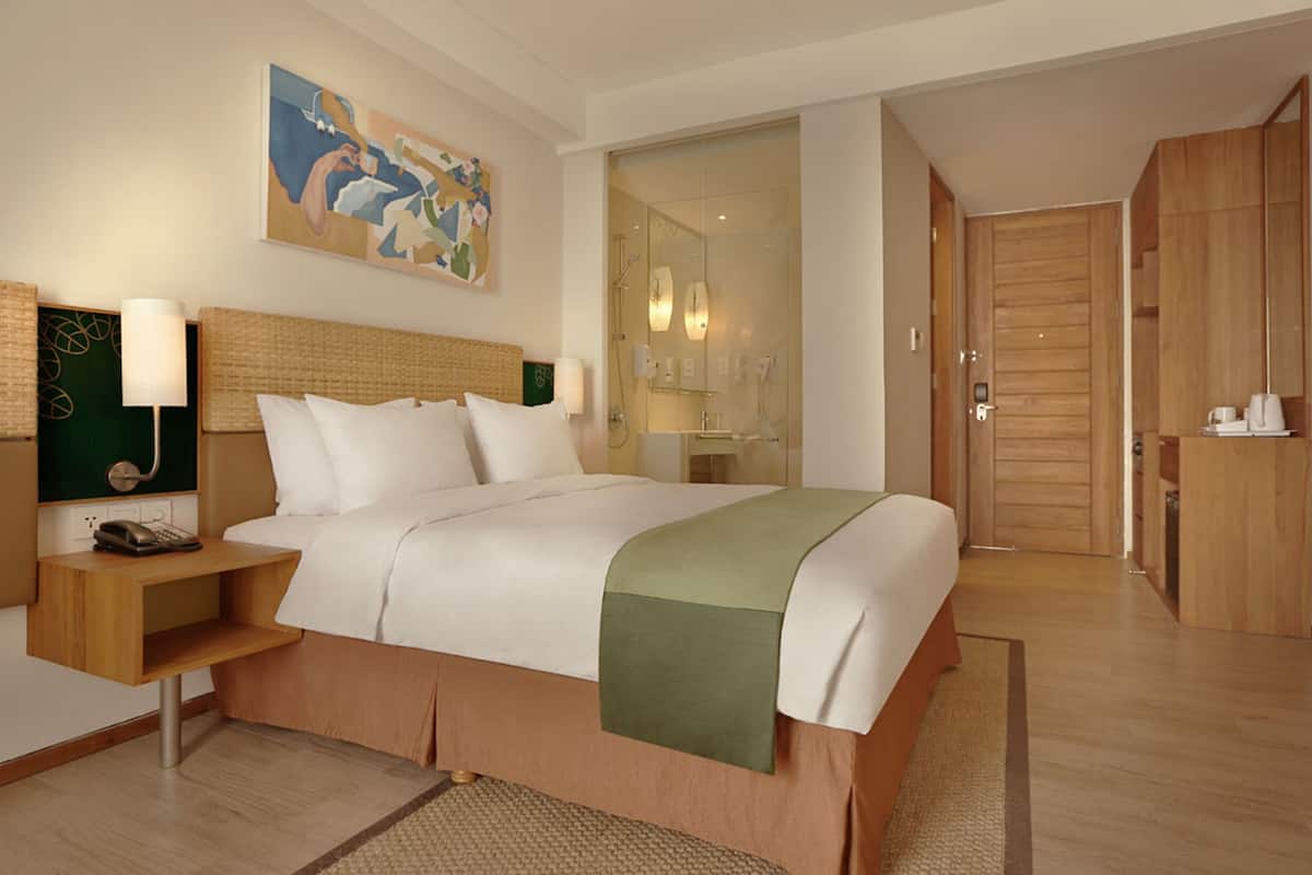 Camera Deluxe, 1 letto queen | Biancheria da letto di alta qualità, cassaforte in camera, una scrivania