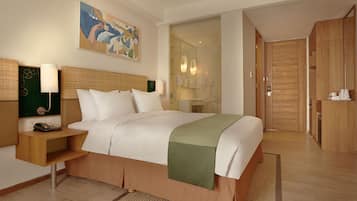Deluxe-Zimmer, 1 Queen-Bett | Hochwertige Bettwaren, Zimmersafe, Schreibtisch, kostenloses WLAN