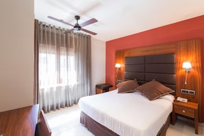 Caja fuerte, escritorio, sistema de insonorización y wifi gratis