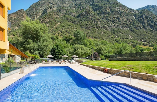 Una piscina al aire libre de temporada