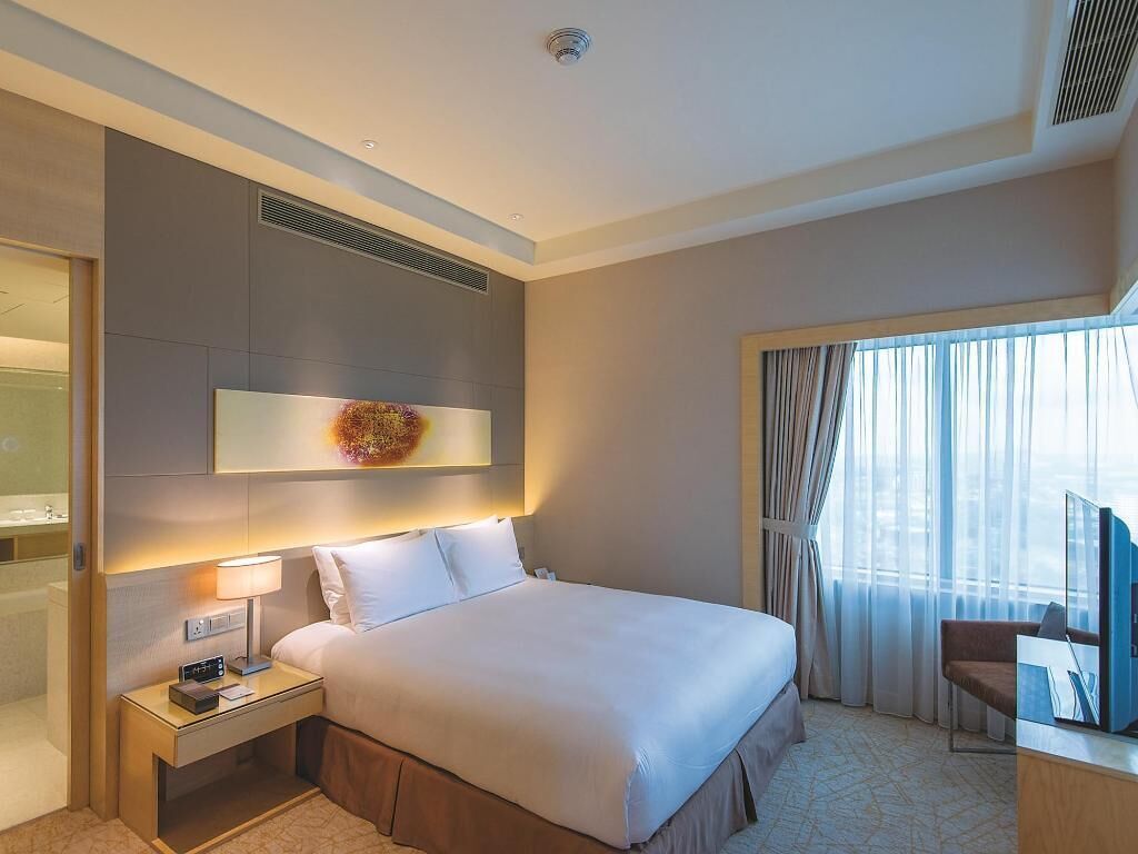 Minibar, caja de seguridad en la habitación y escritorio 