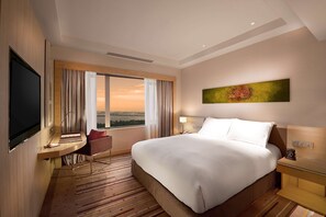 Minibar, in-room safe, desk, laptop workspace - DoubleTree by Hilton Hotel Johor Bahru (Johor Bahru)