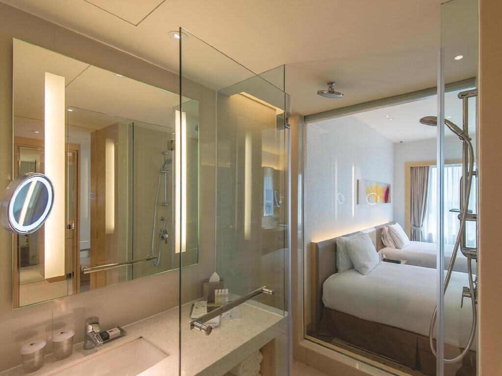 Baño | Regadera, regadera tipo lluvia, amenidades de baño de diseñador 