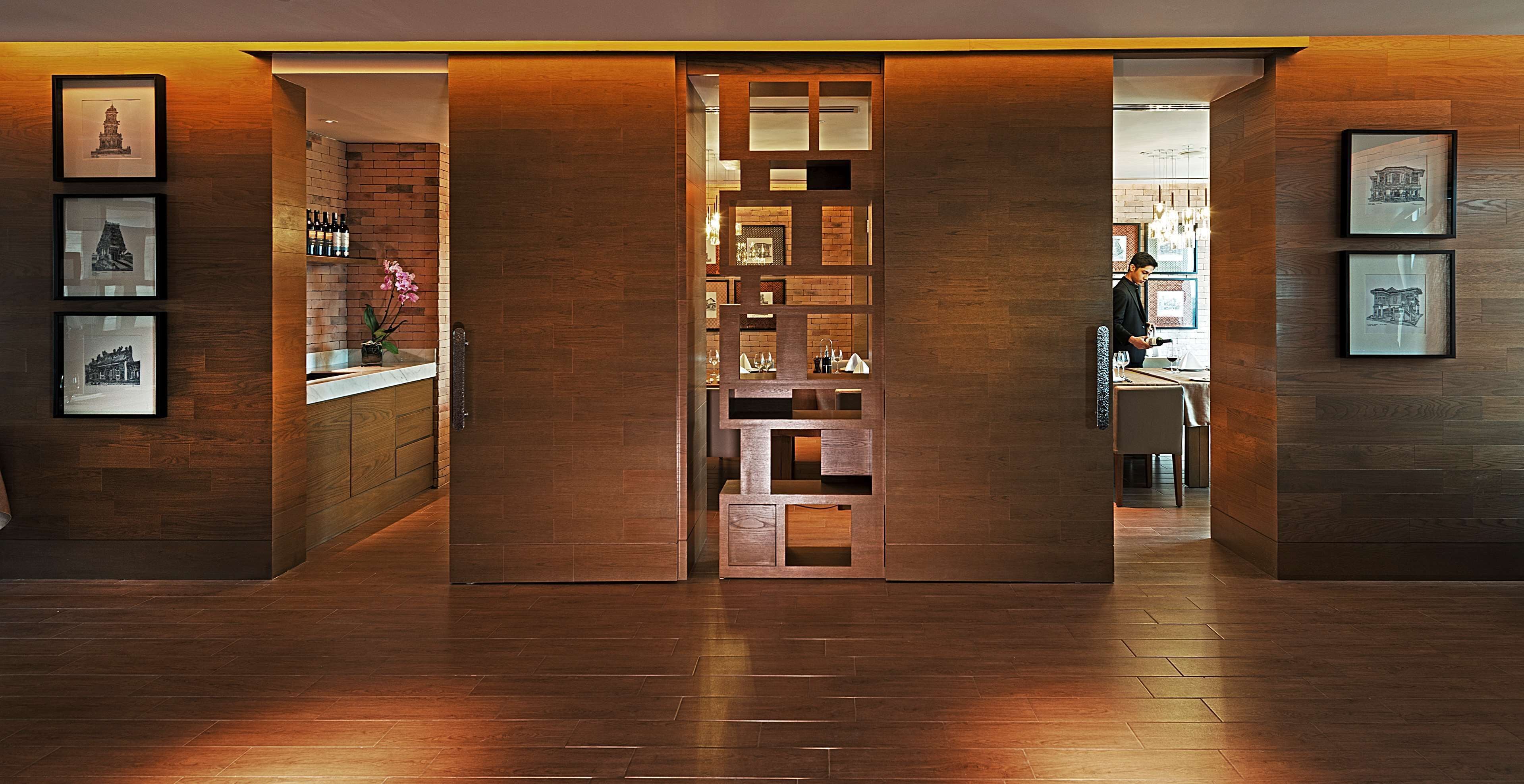 3 restaurantes, se sirven desayunos, comidas, cenas y cocina local