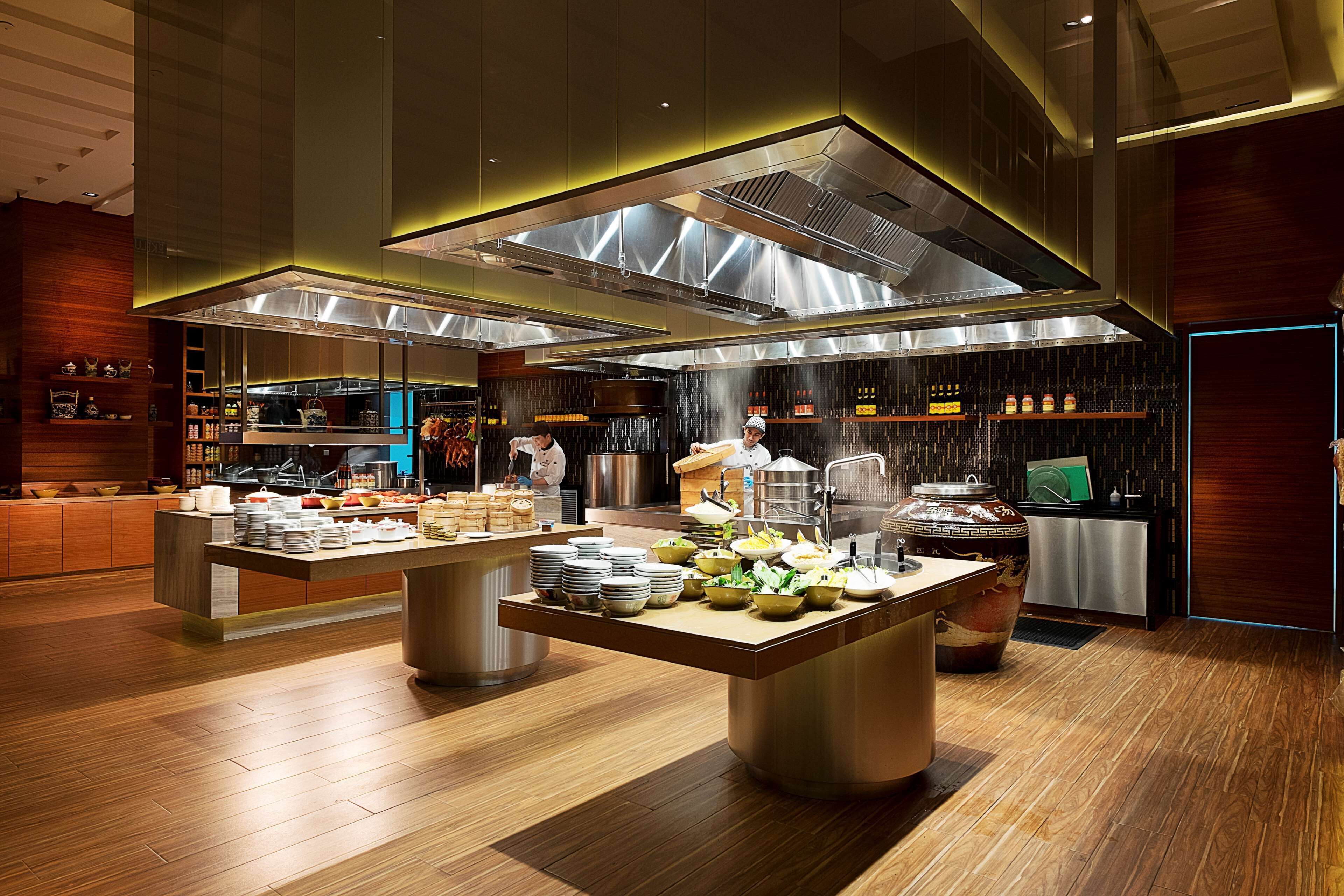 3 restaurantes, se sirven desayunos, comidas, cenas y cocina local