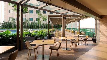 3 restaurants, breakfast, lunch, dinner served; local cuisine