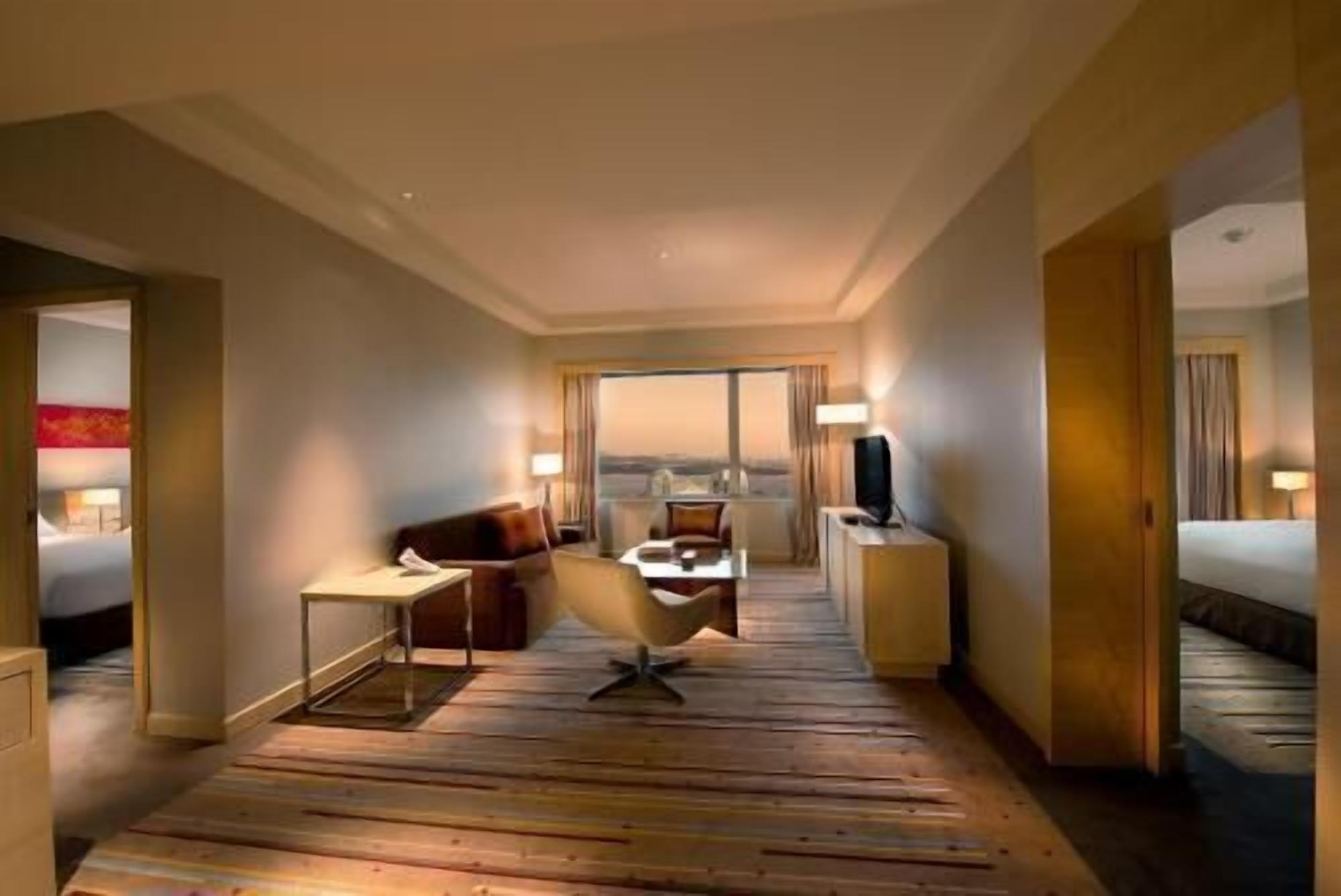 Minibar, Zimmersafe, Schreibtisch, laptopgeeigneter Arbeitsplatz