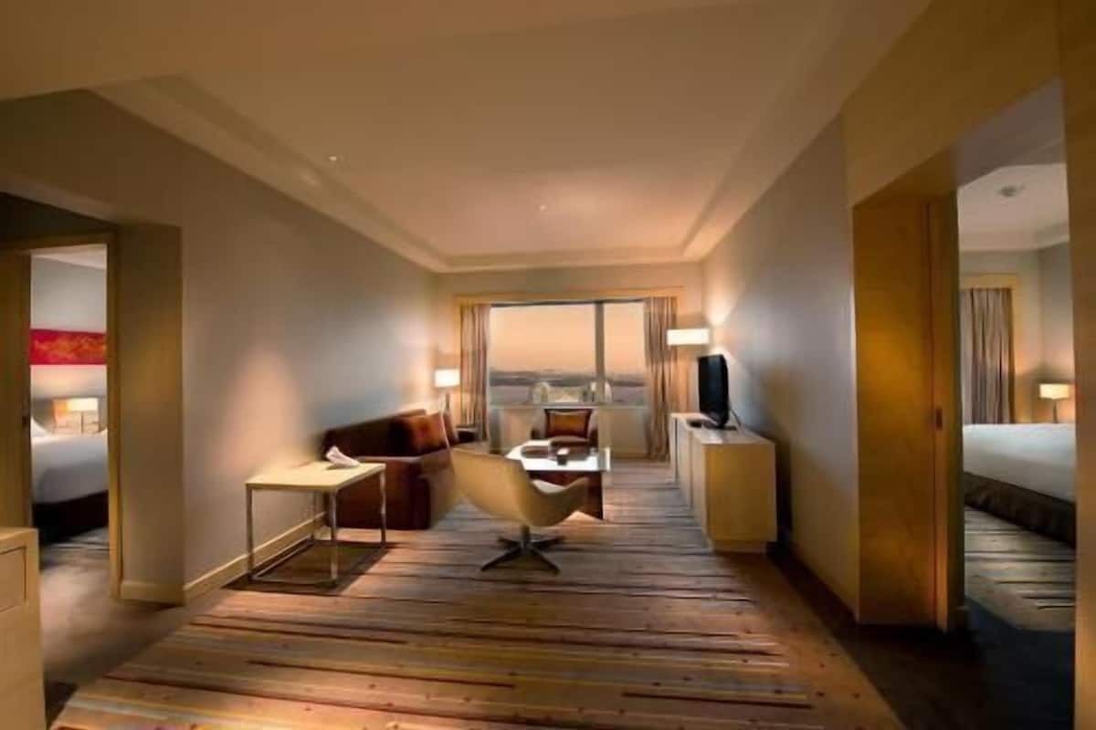 Minibar, in-room safe, desk, laptop workspace