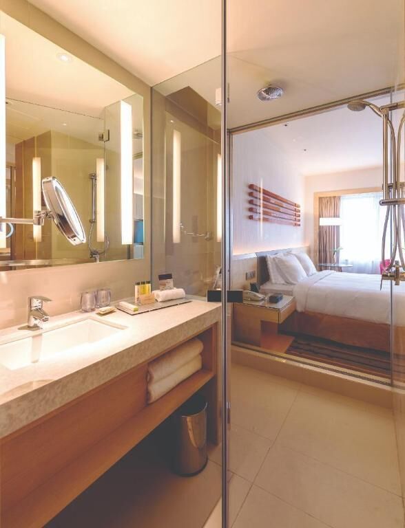 Baño | Regadera, regadera tipo lluvia, amenidades de baño de diseñador 