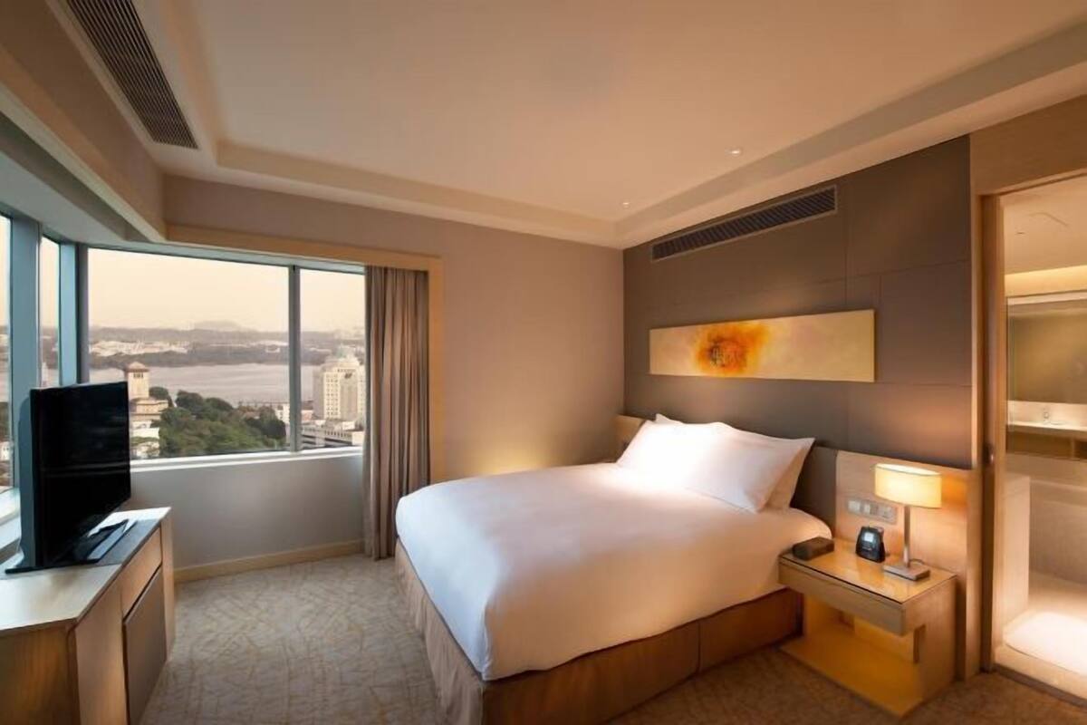 Minibar, in-room safe, desk, laptop workspace